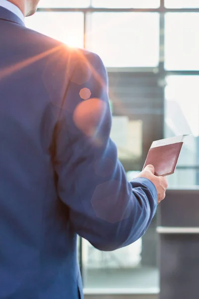 Rückansicht Eines Gestandenen Geschäftsmannes Mit Pass Und Bordkarte Flughafen — Stockfoto