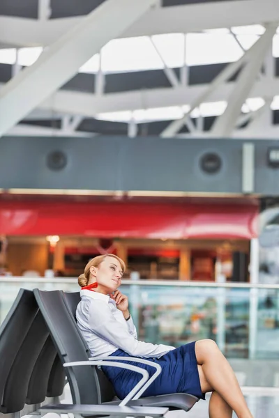 Portret Van Jonge Attente Aantrekkelijke Luchthavenpersoneel Zitten Tijdens Pauze — Stockfoto