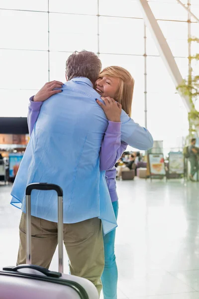 Porträtt Mogen Man Som Återförenas Med Sin Dotter Flygplatsen — Stockfoto