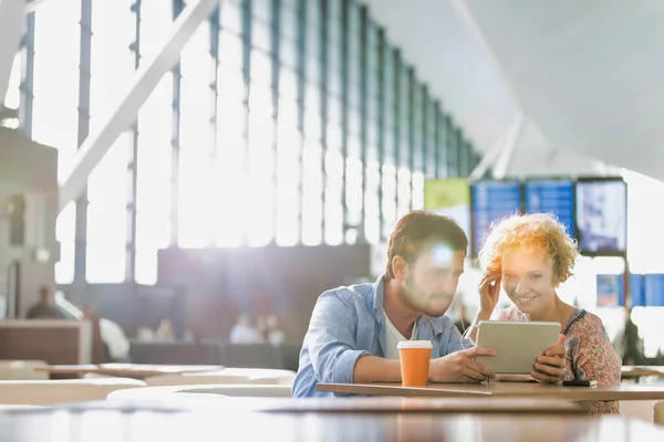 Paar Benutzt Digitales Tablet Beim Warten Auf Flug Flughafen Mit — Stockfoto