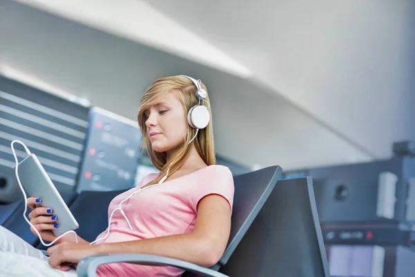 Portrait Young Teenage Girl Sitting While Watching Movie Her Digital — Stock Photo, Image