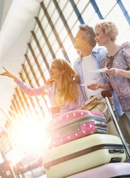 Familie Urlaub Schaut Sich Ihre Flüge Auf Monitor Flughafen — Stockfoto