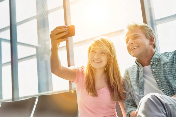 Retrato Jovem Bela Adolescente Tirando Selfie Com Seu Pai Aeroporto — Fotografia de Stock