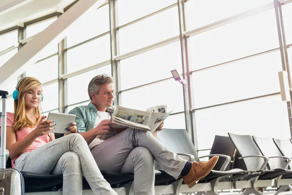 Jong Mooi Tiener Meisje Kijken Film Digitale Tablet Met Koptelefoon — Stockfoto