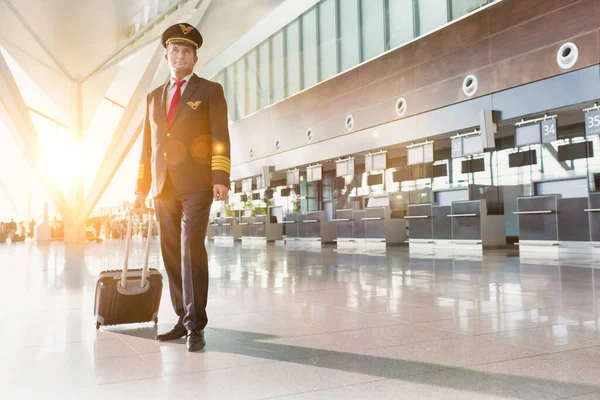 Retrato Piloto Maduro Área Check Aeroporto — Fotografia de Stock