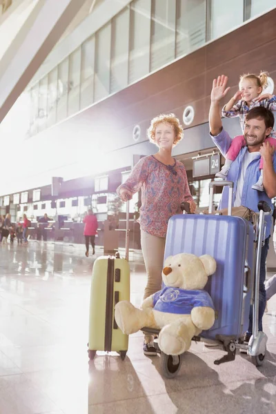 Portret Jednej Szczęśliwej Rodziny Przybywającej Lotnisko Rozbłyskiem Soczewki — Zdjęcie stockowe