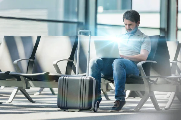 Portret Mężczyzny Pracującego Laptopem Podczas Oczekiwania Wejście Pokład Lotnisku — Zdjęcie stockowe