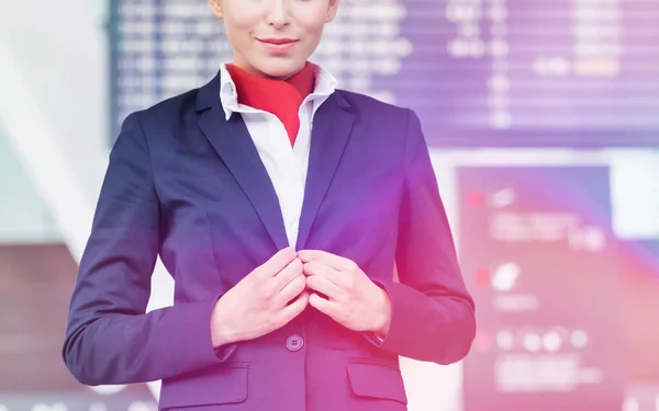 Retrato Jovem Assistente Bordo Atraente Contra Monitor Exibição Voo Aeroporto — Fotografia de Stock