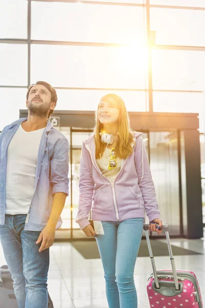 Volwassen Man Arriveert Met Zijn Dochter Luchthaven Zoek Naar Hun — Stockfoto