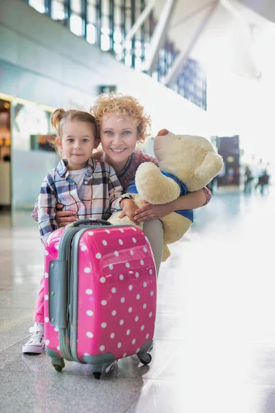 レンズフレアで空港の娘と再会する母親の肖像画 — ストック写真