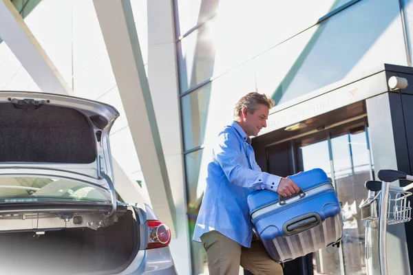 Porträtt Mogen Affärsman Sätta Sitt Bagage Bilen Bagagelucka Med Lins — Stockfoto