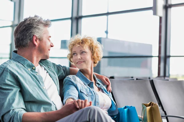 Volwassen Paar Zitten Terwijl Wachten Hun Vlucht Luchthaven — Stockfoto