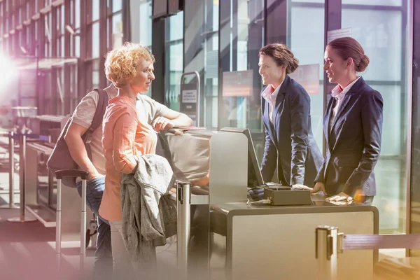 Retrato Pareja Adulta Preguntando Personal Del Aeropuerto Con Destello Lente — Foto de Stock