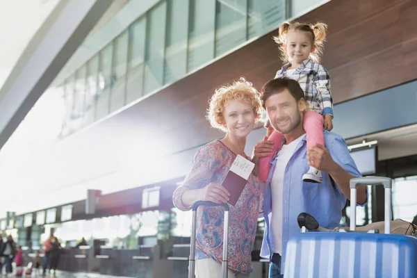 Retrato Uma Família Feliz Chegando Aeroporto Com Flare Lente — Fotografia de Stock