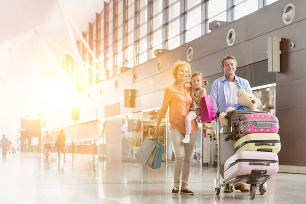 Famille Voyage Vacances Pied Dans Aéroport Avec Fusée Éclairante — Photo