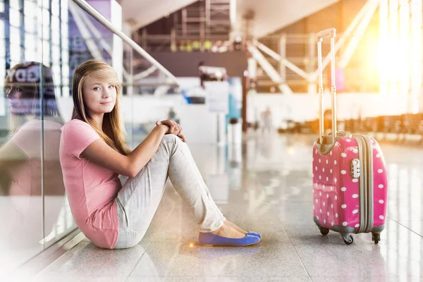 空港の床に座っている若い十代の少女の肖像画 — ストック写真