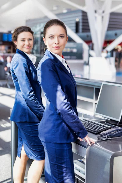 Retrato Jóvenes Atractivos Agentes Servicio Pasajeros Aeropuerto — Foto de Stock