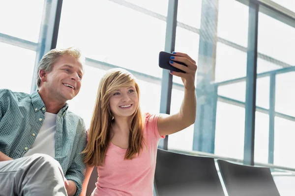 Retrato Jovem Bela Adolescente Tirando Selfie Com Seu Pai Aeroporto — Fotografia de Stock