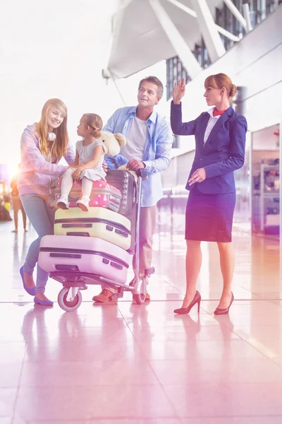 Семья Находящаяся Отпуске Просит Помощи Сотрудников Аэропорта Линзами Заднем Плане — стоковое фото