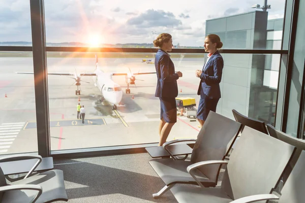 Jonge Aantrekkelijke Luchthaven Personeel Staan Tijdens Het Praten Tijdens Pauze — Stockfoto