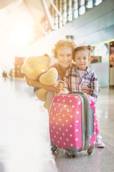 Retrato Madre Reuniéndose Con Hija Aeropuerto Con Destello Lente — Foto de Stock