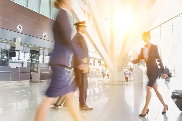 Piloto Maduro Con Jóvenes Asistentes Vuelo Hermosos Caminando Aeropuerto — Foto de Stock