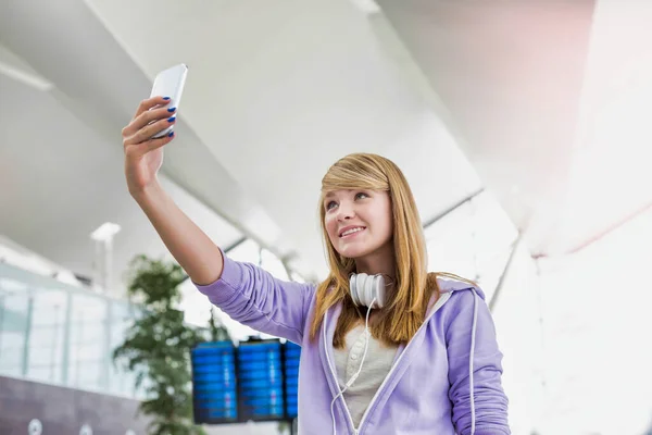 Młoda Atrakcyjna Nastolatka Biorąc Selfie Lotnisku — Zdjęcie stockowe
