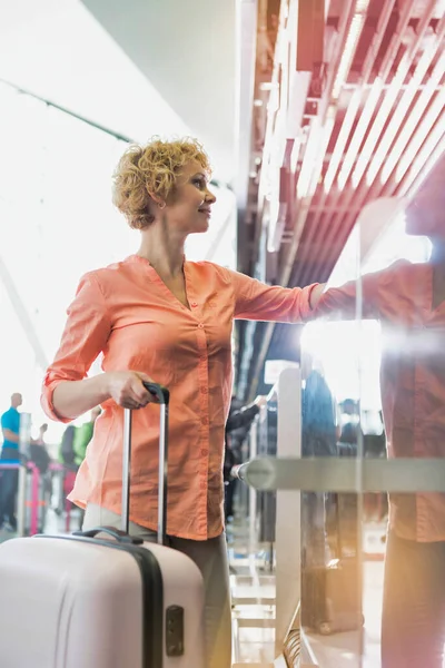 Laag Gezichtspunt Van Volwassen Vrouw Die Haar Paspoort Geeft Incheckt — Stockfoto