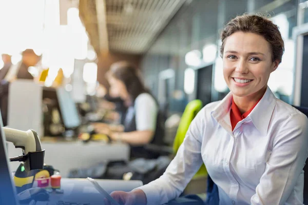 Porträt Eines Jungen Attraktiven Passagier Service Agenten Der Flughafen Mit — Stockfoto