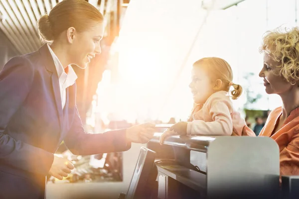 Ritratto Donna Matura Che Porta Suo Bambino Carino Mentre Sta — Foto Stock