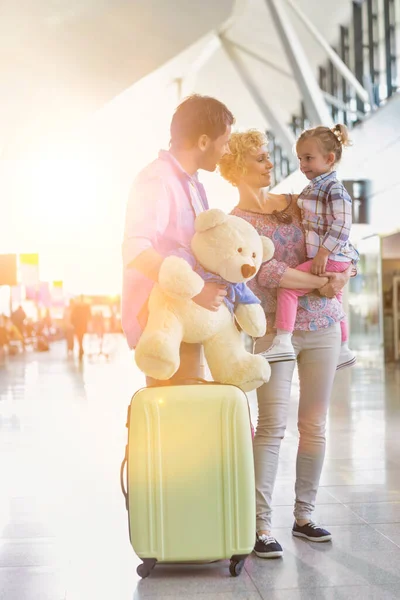 Familia Feliz Unas Vacaciones Llegando Aeropuerto Con Destello Lente — Foto de Stock