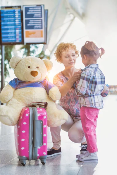 Retrato Madre Reuniéndose Con Hija Aeropuerto Con Destello Lente — Foto de Stock