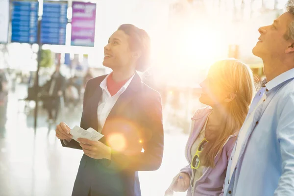 Attraktives Flughafenpersonal Mit Bordkarte Beim Blick Auf Den Monitor Flughafen — Stockfoto