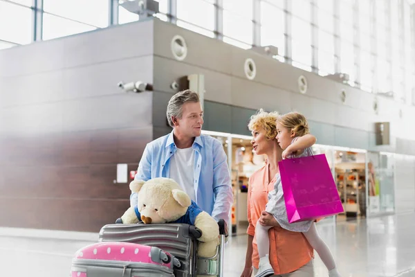 Famille Voyage Vacances Pied Dans Aéroport Avec Fusée Éclairante — Photo