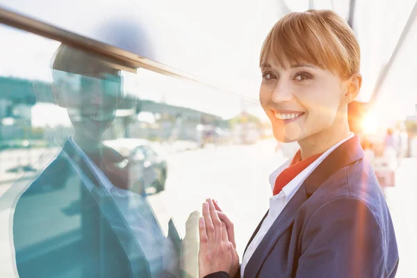 Portret Van Lachende Jonge Aantrekkelijke Stewardess Luchthaven — Stockfoto