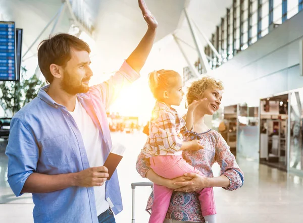 Hombre Agitando Sosteniendo Pasaporte Tarjeta Embarque Mientras Esposa Lleva Hija — Foto de Stock