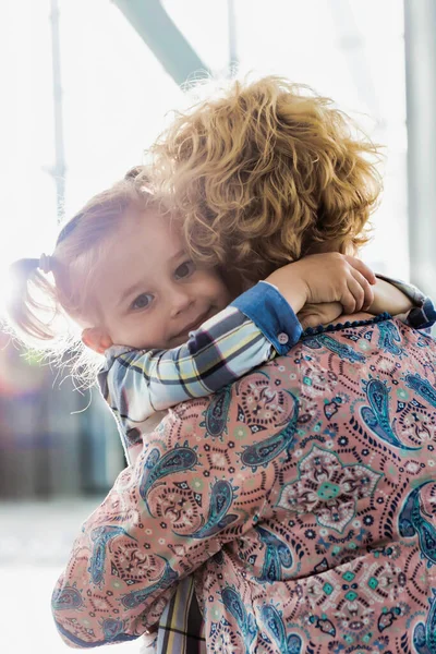 Retrato Una Mujer Reuniéndose Con Hija Aeropuerto — Foto de Stock