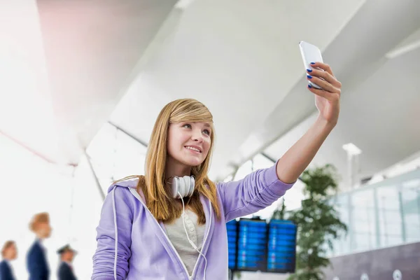 Młoda Atrakcyjna Nastolatka Biorąc Selfie Lotnisku — Zdjęcie stockowe