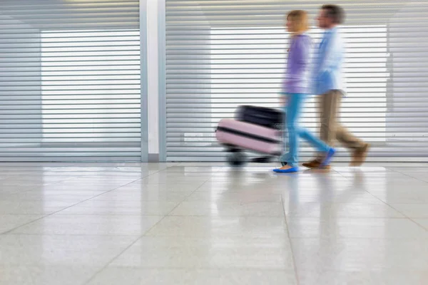 Pessoas Andando Aeroporto — Fotografia de Stock