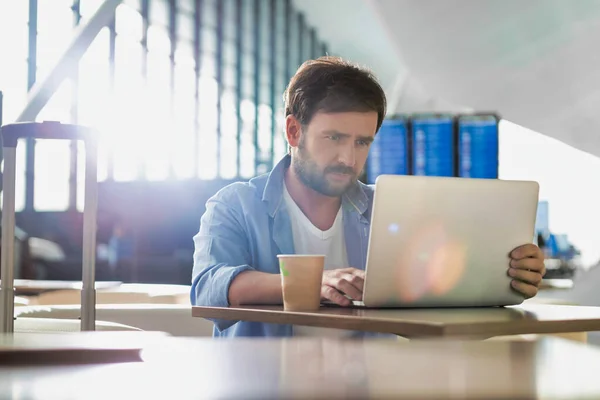 Ritratto Uomo Che Lavora Con Suo Portatile Caffè Aeroporto Attesa — Foto Stock