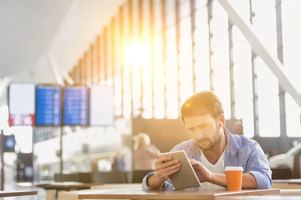 Hombre Usando Tableta Digital Mientras Espera Vuelo Aeropuerto — Foto de Stock