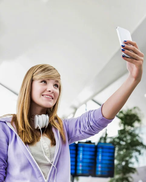 Ung Attraktiv Tonåring Flicka Som Tar Selfie Flygplatsen — Stockfoto