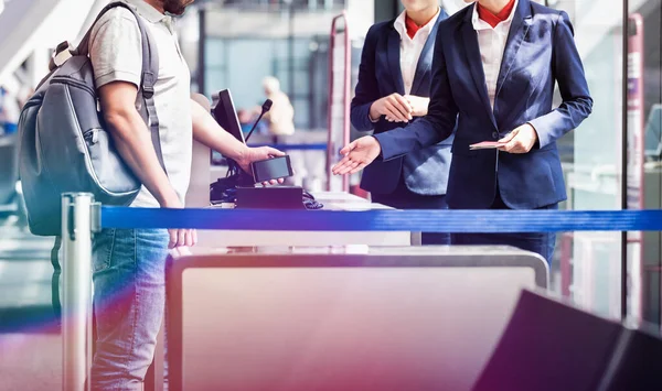 Bărbat Matur Bord Scanând Biletul Smartphone Aeroport — Fotografie, imagine de stoc