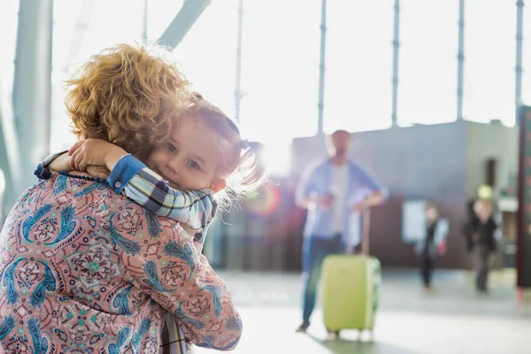 Retrato Una Mujer Reuniéndose Con Hija Aeropuerto — Foto de Stock