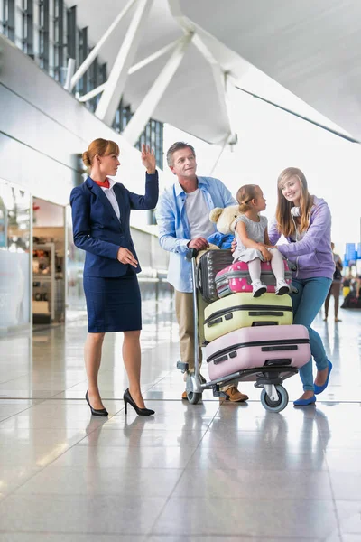 Familie Vakantie Vragen Hulp Met Luchthavenpersoneel Luchthaven Met Lens Achtergrond — Stockfoto