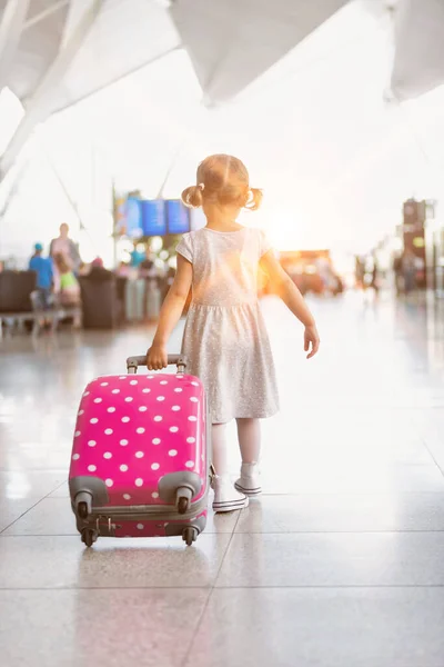 Portret Van Jong Schattig Meisje Rennen Luchthaven Met Haar Roze — Stockfoto