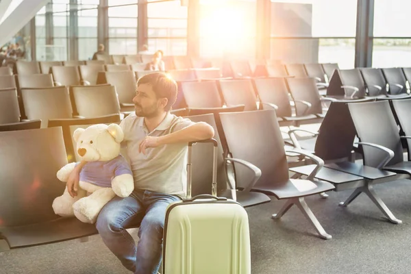 Portret Van Een Man Die Met Teddybeer Pak Zit Wachten — Stockfoto