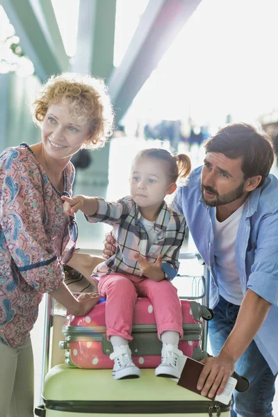 Πορτρέτο Της Ευτυχισμένης Οικογένειας Πρόκειται Για Διακοπές Στο Αεροδρόμιο — Φωτογραφία Αρχείου