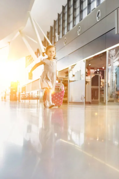 Portret Młodej Uroczej Dziewczynki Biegającej Lotnisku Różową Walizką — Zdjęcie stockowe