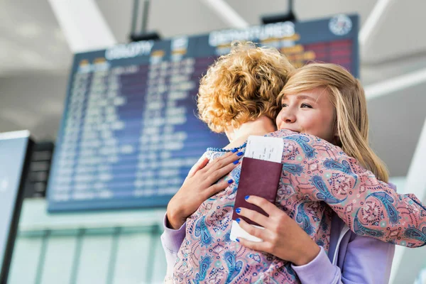 Young Teenage Girl Reuniting Her Mother Airport — ストック写真